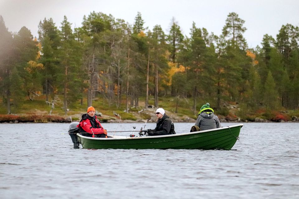 Kolme kalastajaa vihreässä Päijän-veneessä metsäjärvellä