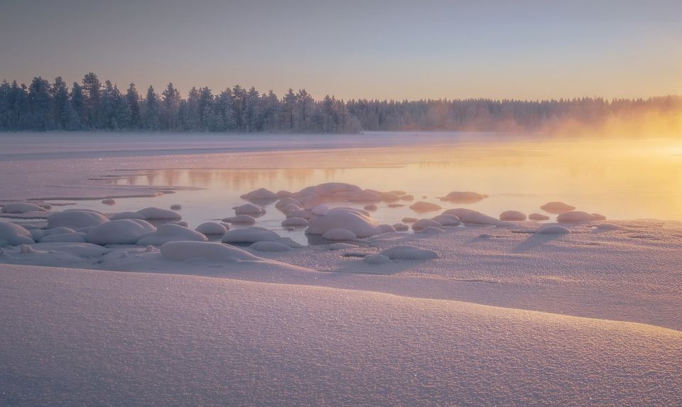 Huurteinen järvi ja lumi talviauringossa